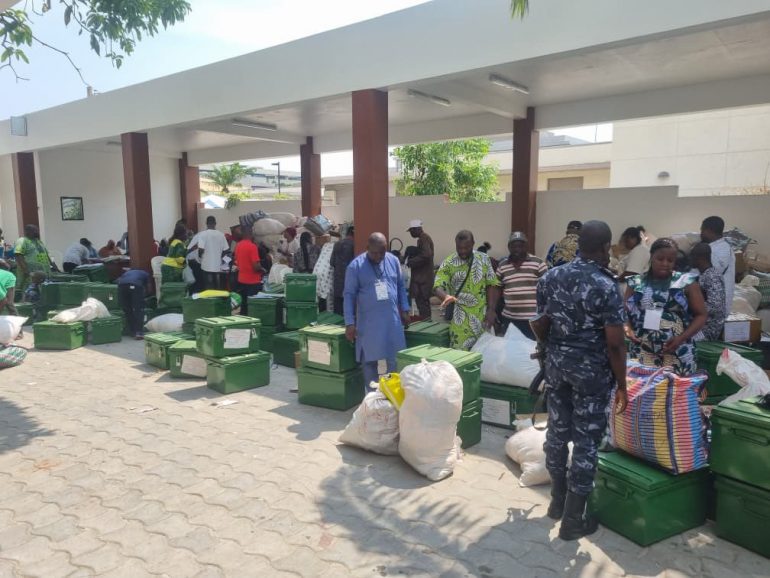 Après le vote, le ballet des cantines s’active à la CENA