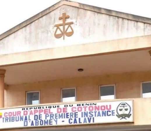 Tribunal d'Abomey-Calavi : Un homme expulsé de la salle d'audience pour ne pas s'être levé à la suspension.