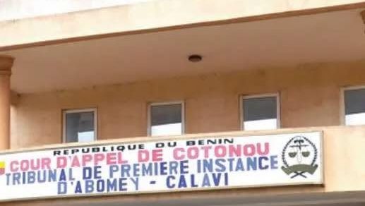 Tribunal d'Abomey-Calavi : Un homme expulsé de la salle d'audience pour ne pas s'être levé à la suspension.